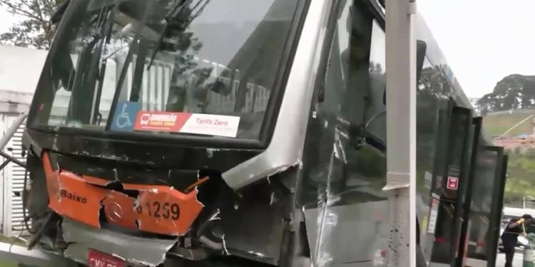 Novas imagens mostram ônibus desgovernado que arrastou veículos em rodovia de SP