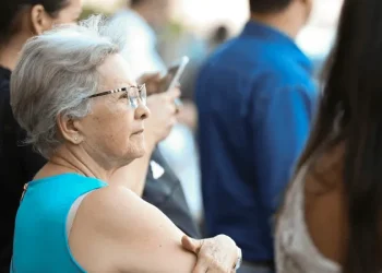 Expectativa de vida dos brasileiros atinge recorde histórico de 76,6 anos