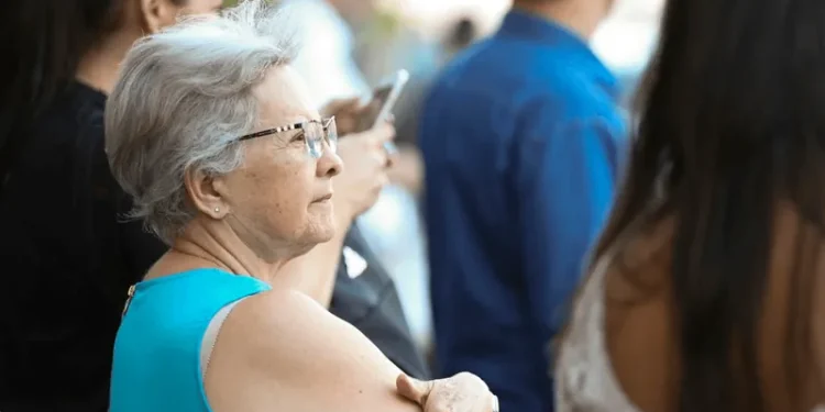 Expectativa de vida dos brasileiros atinge recorde histórico de 76,6 anos