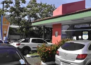 Polícia Civil prende motorista de aplicativo pelas práticas de estupro e roubo contra passageira após corrida No dia do crime a vítima estava saindo de uma festa quando solicitou a corrida por aplicativo A Polícia Civil do Amazonas (PC-AM), por meio do 3° Distrito Integrado de Polícia (DIP), cumpriu, nesta quinta-feira (06/11), mandado de prisão temporária de Daniel Santana Antonaccio Filho, de 25 anos, pelos crimes de estupro e roubo contra uma mulher de 36 anos. O crime ocorreu no bairro Petrópolis, zona sul. Conforme a delegada Elizabeth de Paula, no dia do crime, por volta das 4h, a vítima estava saindo de uma festa e solicitou uma corrida por aplicativo com destino à sua residência. Ao final do trajeto, o autor obrigou a vítima a realizar atos libidinosos, empregando força desigual. “A mulher ainda foi arrastada por ele, ação que lhe causou diversas lesões, e também teve seu aparelho celular roubado. Após o início das investigações, identificamos o veículo e a conta do aplicativo utilizados no crime, e essas informações que nos levaram ao autor”, contou a delegada. Segundo a delegada, a vítima reconheceu o homem e, com a confirmação, foi representado pela prisão temporária dele. O mandado foi cumprido em via pública. “No decorrer das diligências também constatamos que a conta utilizada pelo autor foi alugada de uma terceira pessoa e essa prática está se tornando cada vez mais comum nas plataformas. Então é importante divulgarmos esse caso para que as pessoas tenham cuidado ao emprestar suas contas para terceiros”, disse a delegada. Procedimentos O homem responderá por estupro e roubo e está à disposição da Justiça. FOTOS: Erlon Rodrigues/PC-AM