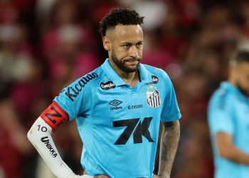 Neymar acumula mais cartões do que gols no Santos; veja números
