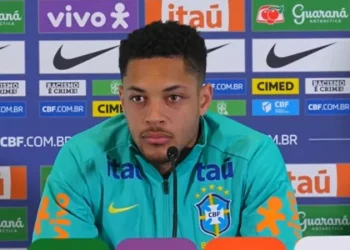 Denunciado pelo STJD, Vitor Roque se defende e não teme suspensão: “Só uma brincadeira”