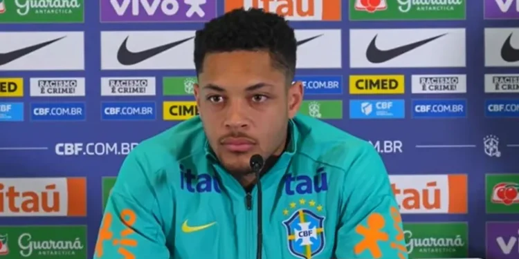 Denunciado pelo STJD, Vitor Roque se defende e não teme suspensão: “Só uma brincadeira”