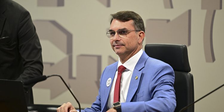 Bolsonaro escolhe Flávio para ser candidato à presidência nas eleições