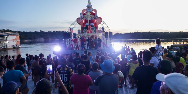 ‘Natal nas Águas’ leva cestas e brindes a 300 famílias ribeirinhas de Manaus