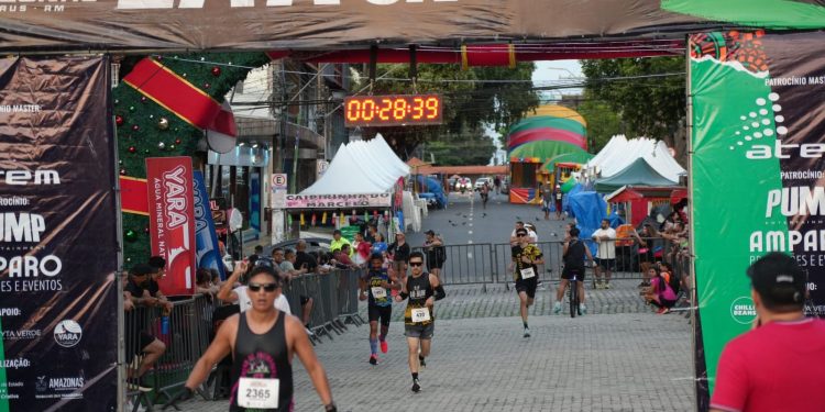Corrida do Teatro Amazonas reúne mais de 3 mil atletas na celebração dos 129 anos do monumento