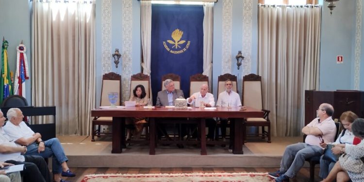 Jornalista Abrahim Baze é eleito presidente da Academia Amazonense de Letras