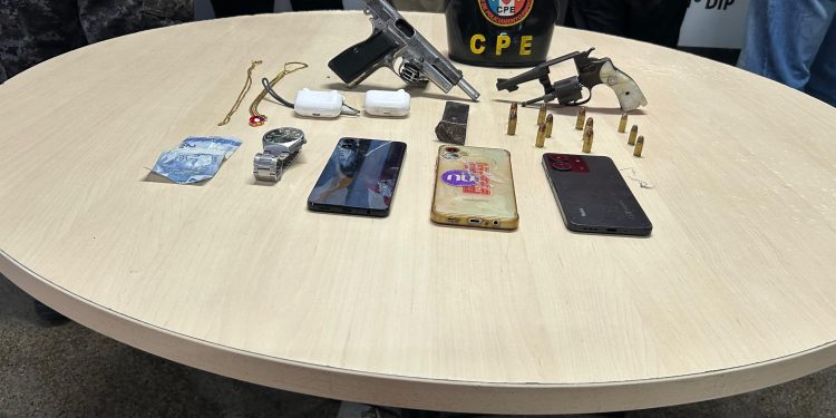 Pronta-resposta: PMAM prende quarteto e apreende armas de fogo usadas em tentativa de roubo a loja de veículos