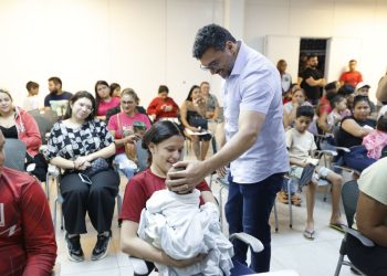 Governador Wilson Lima entrega 2.500 novos cartões do Auxílio Estadual Permanente para beneficiários de Manaus