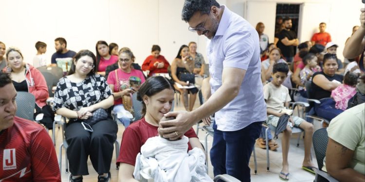 Governador Wilson Lima entrega 2.500 novos cartões do Auxílio Estadual Permanente para beneficiários de Manaus
