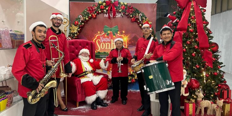 Papai Noel chega em estilo vintage à Avenida Francisco Queiroz e inaugura a programação “Cidade Iluminada”