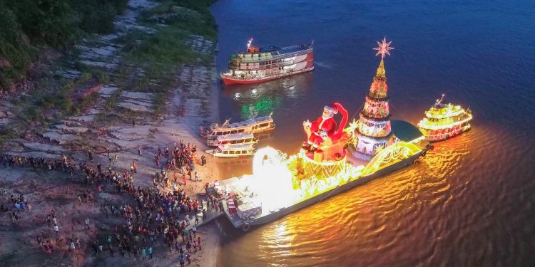 Prefeitura de Manaus inicia ‘Natal nas Águas’ com entrega de cestas e brindes a comunidades ribeirinhas