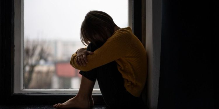 Depressão funcional: psicóloga detalha sintomas e alerta para riscos do não tratamento do transtorno