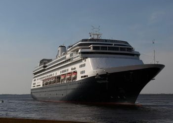 MS Volendam atraca no Porto de Manaus com mais de 2 mil turistas
