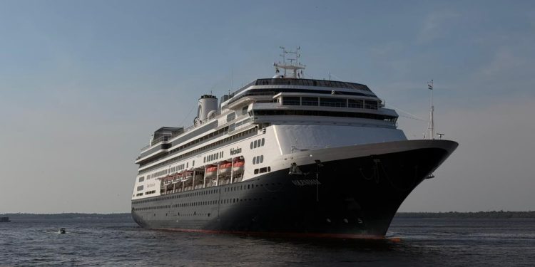 MS Volendam atraca no Porto de Manaus com mais de 2 mil turistas