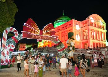 Largo de São Sebastião se transforma em palco de fé, emoção e magia na abertura do 'Mundo Encantado do Natal'