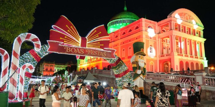 Largo de São Sebastião se transforma em palco de fé, emoção e magia na abertura do 'Mundo Encantado do Natal'