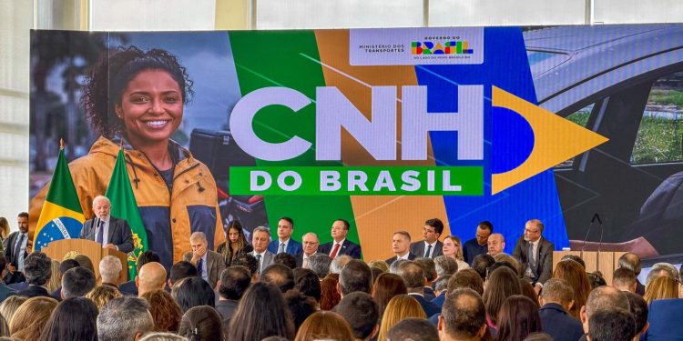 Direção do Detran Amazonas participa do lançamento da CNH do Brasil; confira novas regras