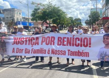 Famílias protestam após mortes de crianças em atendimentos médicos no Amazonas