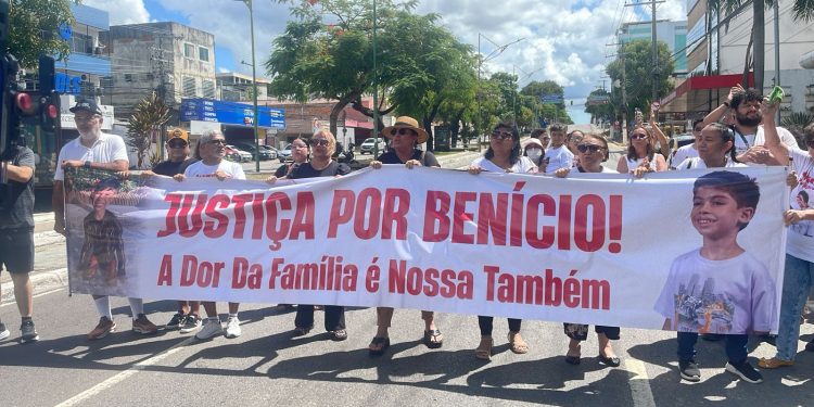Famílias protestam após mortes de crianças em atendimentos médicos no Amazonas