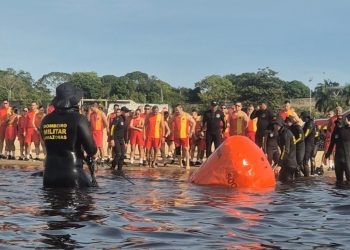 Ponta Negra: Corpo de Bombeiros do Amazonas simula resgate de vítima de afogamento no Rio Negro