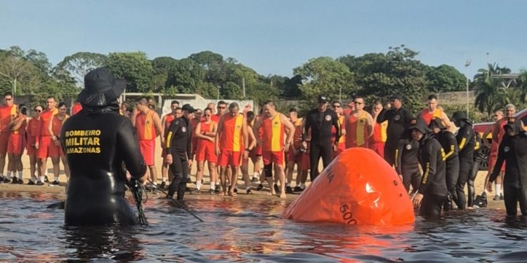 Ponta Negra: Corpo de Bombeiros do Amazonas simula resgate de vítima de afogamento no Rio Negro