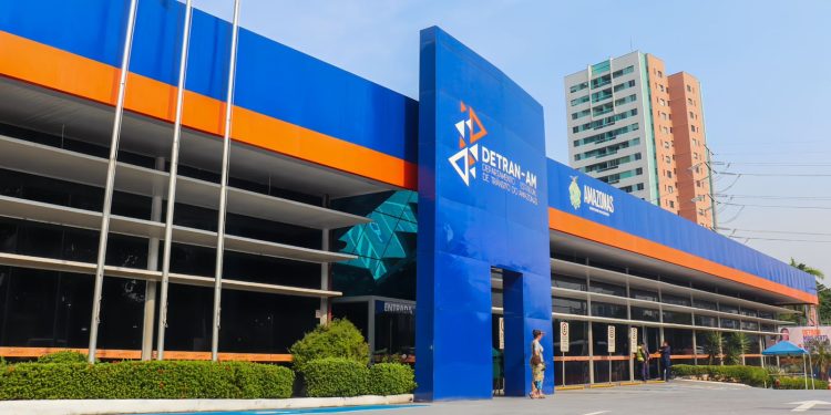 Detran-AM suspende serviços de habilitação para adequação devido à CNH do Brasil