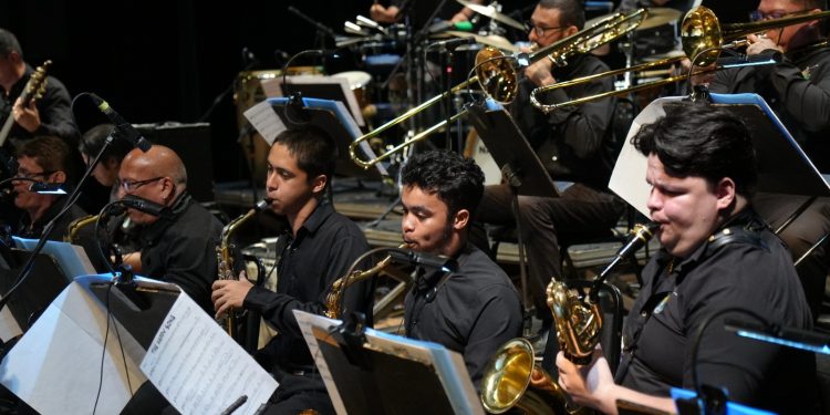 ‘Jazz Natalino’: Clássicos ganham releitura em espetáculo jazzístico no palco do Teatro Amazonas