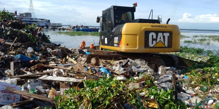 Mais de 3,4 mil toneladas de resíduos são retirados da orla do rio Negro