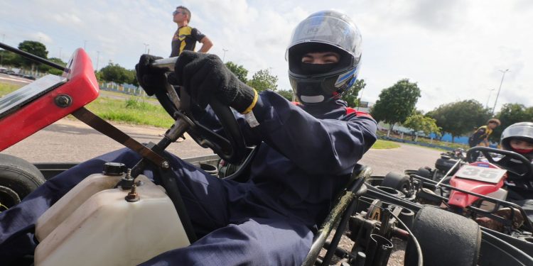 Pelci se destaca como política pública pioneira no Brasil ao oferecer aulas gratuitas de kart para crianças e adolescentes