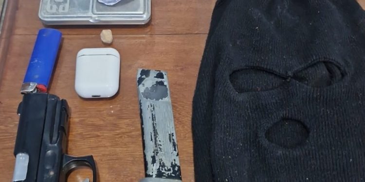 PC-AM prende homem com drogas e simulacro de arma de fogo, em Itapiranga