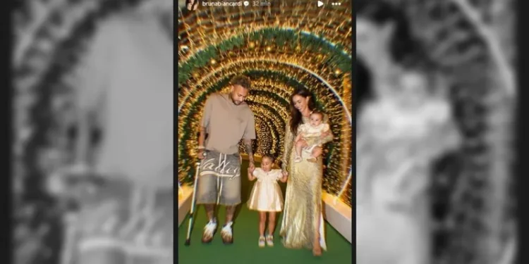 De muleta, Neymar vive luxuosa noite de Natal em família; veja vídeo
