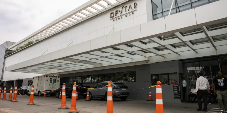 Bolsonaro passa por cirurgia após crise de soluço