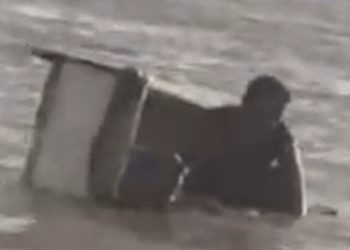 Vídeo: casal de pescadores é resgatado à deriva no Rio Solimões