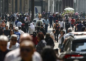 Mais de 8,6 milhões de brasileiros deixaram a linha da pobreza em 2024. Esse desempenho socioeconômico fez a proporção da população na pobreza cair de 27,3% em 2023 para 23,1%. É o menor nível já registrado desde 2012, quando começa a série histórica do Instituto Brasileiro de Geografia e Estatística (IBGE). Em 2024, o Brasil tinha 48,9 milhões de pessoas que viviam com menos de US$ 6,85 por dia, o que equivale a cerca de R$ 694, em valores corrigidos para o ano. Esse é o limite que o Banco Mundial define como linha da pobreza. Em 2023, o contingente na pobreza era de 57,6 milhões de brasileiros. Os dados fazem parte do levantamento Síntese de Indicadores Sociais, divulgado nesta quarta-feira (3). Os indicadores mostram o terceiro ano seguido com redução no número e na proporção de pobres, marcando uma recuperação pós-pandemia de covid-19, desencadeada em 2020. Confira o comportamento da pobreza no país: 2012: 68,4 milhões 2019: 67,5 milhões (último ano antes da pandemia) 2020: 64,7 milhões 2021: 77 milhões 2022: 66,4 milhões 2023: 57,6 milhões 2024: 48,9 milhões Em 2012, a proporção de pessoas abaixo da linha de pobreza era de 34,7%. Em 2019 chegou a 32,6%. No primeiro ano da pandemia (2020) foi reduzida a 31,1% e chegou ao ponto mais alto da série em 2021, com 36,8%. Desde então, apresentou anos de queda, indo de 31,6% em 2022, para 23,1% no ano passado. Trabalho e transferência de renda O pesquisador do IBGE André Geraldo de Moraes Simões, responsável pelo estudo, explica que em 2020, ano de eclosão da pandemia, a pobreza chegou a ser reduzida por causa dos programas assistenciais emergenciais, como o Auxílio Emergencial, pago pelo governo federal. “Esses benefícios voltaram em abril de 2021, mas com valores menores e restrição de acesso pelo público, e o mercado de trabalho ainda estava fragilizado, então a pobreza subiu”, afirma. Simões acrescenta que, a partir de 2022, o mercado de trabalho voltou a aquecer, acompanhado por programas assistências com valores maiores, fatores que permitiram o avanço socioeconômico. “Tanto o mercado de trabalho aquecido, quanto os benefícios de transferência de renda, principalmente o Bolsa Família e o Auxílio Brasil, que ganharam maiores valores e ampliaram o grupo da população que recebia”, assinala. No segundo semestre de 2022, o programa Auxílio Brasil passou a pagar R$ 600. Em 2023, o programa foi rebatizado de Bolsa Família. Extrema pobreza No último ano, o Brasil vivenciou também redução da extrema pobreza, pessoas que viviam com renda de até US$ 2,15 por dia, cerca de R$ 218 mensais em valores corrigidos para o ano passado. De 2023 para 2024, esse contingente passou de 9,3 milhões para 7,4 milhões, ou seja, 1,9 milhões de pessoas deixaram a condição. Essa evolução fez com que a proporção da população na extrema pobreza recuasse de 4,4% para 3,5%, a menor já registrada. Em 2012, quando começou a série histórica, eram 6,6%. Em 2021, o patamar alcançou 9% (18,9 milhões de pessoas). Desigualdade regional Os números do IBGE deixam clara a desigualdade regional. Tanto a pobreza quanto a extrema pobreza no Norte e Nordeste superam a taxa nacional. Pobreza Nordeste: 39,4% Norte: 35,9% Brasil: 23,1% Sudeste: 15,6% Centro-Oeste: 15,4% Sul: 11,2% Extrema pobreza Nordeste: 6,5% Norte: 4,6% Brasil: 3,5% Sudeste: 2,3% Centro-Oeste: 1,6% Sul: 1,5% “São as regiões mais vulneráveis do país, isso acaba se refletindo também no mercado de trabalho”, diz André Simões. Outra desigualdade demonstrada é a racial. Na população branca, 15,1% eram pobres, enquanto 2,2% estavam na extrema pobreza. Entre os pretos, a pobreza chegava a 25,8%, e a extrema pobreza a 3,9%. Na população parda, as parcelas eram 29,8% e 4,5%, respectivamente. Menor Gini desde 2012 A Síntese de Indicadores Sociais atualizou o chamado Índice de Gini, que avalia a desigualdade de renda. O índice vai de 0 a 1 - quanto maior, pior a desigualdade. Em 2024, o Índice de Gini atingiu 0,504, o menor valor da série iniciada em 2012. Em 2023, era 0,517. Para medir o impacto de programas sociais na redução da desigualdade, o IBGE apresentou um cálculo do Gini caso não houvesse essa política assistencial. O estudo constatou que o indicador seria 0,542 se não existissem programas de transferência de renda, como Bolsa Família e Benefício de Prestação Continuada (BPC - um salário mínimo por mês ao idoso com idade igual ou superior a 65 anos ou à pessoa com deficiência de qualquer idade). Outro exercício hipotético realizado pelos pesquisadores foi sobre a condição de pessoas com 60 anos ou mais se não houvesse benefícios previdenciários A extrema pobreza entre os idosos passaria de 1,9% para 35,4%, projeta o instituto. Já a pobreza subiria de 8,3% para 52,3%. O levantamento mostra também que a pobreza foi maior entre os trabalhadores informais. Entre os ocupados sem carteira assinada, era um em cada cinco (20,4%). Entre os empregados com carteira assinada, a proporção era de 6,7%.