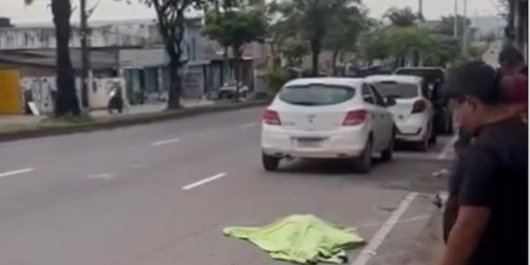 Venezuelana morre após ser atropelada na avenida Autaz Mirim; motorista fugiu