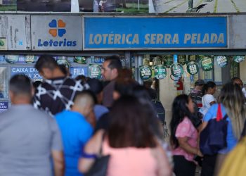 Lotéricas ficam cheias em dia de sorteio da Mega da Virada