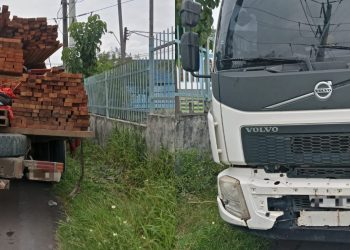 Detran-AM flagra caminhão com carga deslocada e evita possível acidente na zona norte de Manaus