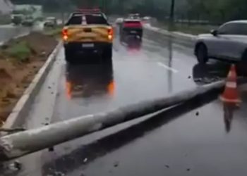 Vídeo: forte chuva derruba poste na avenida do Turismo e causa lentidão no trânsito da zona Oeste de Manaus