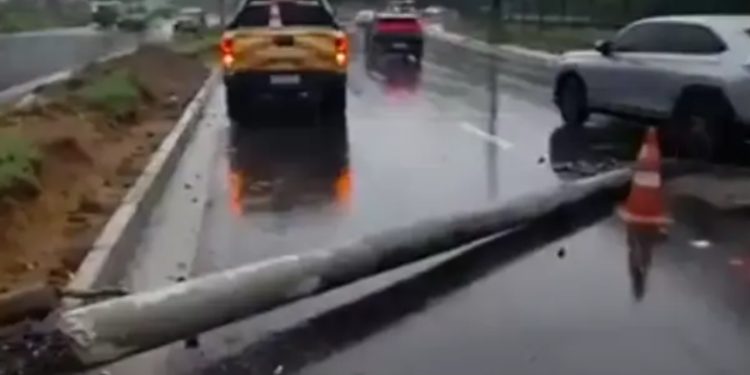 Vídeo: forte chuva derruba poste na avenida do Turismo e causa lentidão no trânsito da zona Oeste de Manaus
