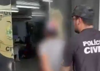 Homem que arremessou dois cães de uma laje é preso em Manaus