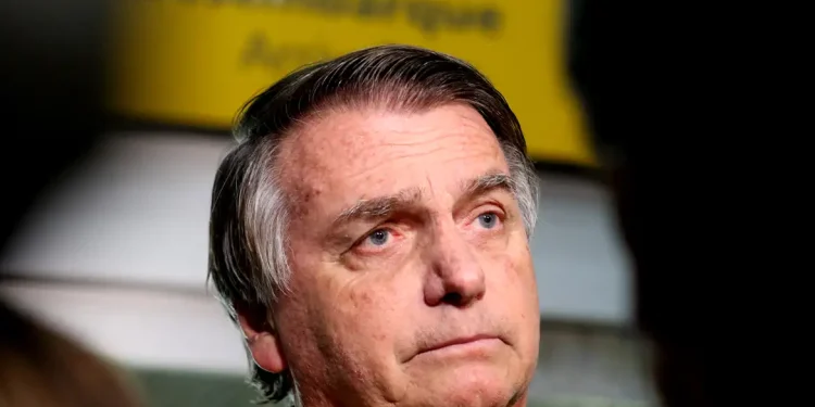 Bolsonaro deve ser internado amanhã para realizar cirurgia