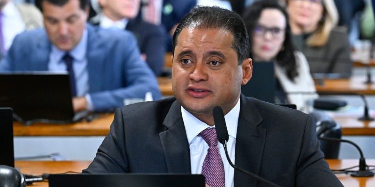 Senador Weverton Rocha é alvo de buscas em operação contra fraudes no INSS