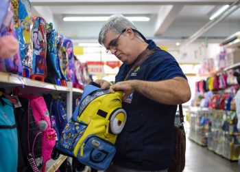 Procon-AM divulga lista de materiais escolares proibidos e alerta contra cobranças abusivas* _Com base na Lei Federal nº 12.886/2013, é vedado solicitar itens de uso coletivo, como materiais de limpeza ou higiene_ Com o início do ano letivo, a lista de material escolar torna-se uma das principais preocupações financeiras de pais e responsáveis. Para coibir abusos e orientar a população, o Instituto de Defesa do Consumidor (Procon-AM) divulga, nesta quinta-feira (08/01), a relação oficial de itens que as escolas são proibidas de exigir