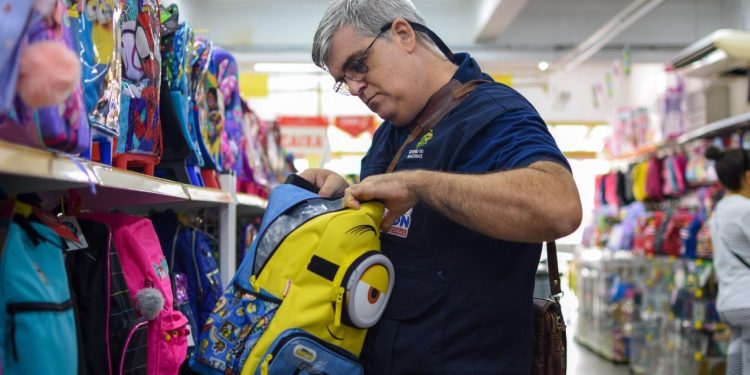 Procon-AM divulga lista de materiais escolares proibidos e alerta contra cobranças abusivas* _Com base na Lei Federal nº 12.886/2013, é vedado solicitar itens de uso coletivo, como materiais de limpeza ou higiene_ Com o início do ano letivo, a lista de material escolar torna-se uma das principais preocupações financeiras de pais e responsáveis. Para coibir abusos e orientar a população, o Instituto de Defesa do Consumidor (Procon-AM) divulga, nesta quinta-feira (08/01), a relação oficial de itens que as escolas são proibidas de exigir