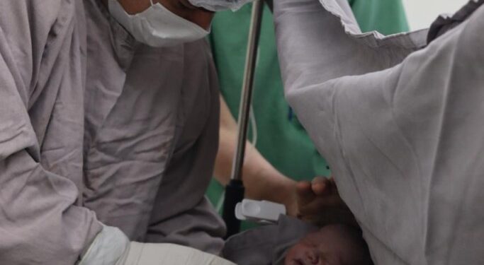 Instituto da Mulher Dona Lindu registra o parto do primeiro bebê de 2026 na rede estadual de saúde