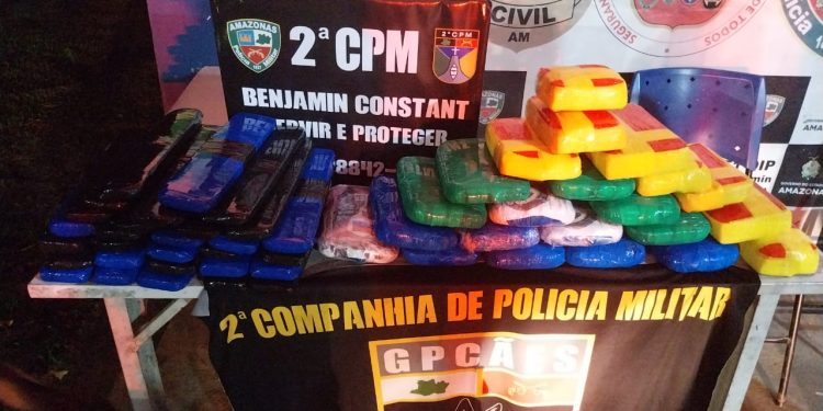 Em Benjamin Constant, Polícia Militar do Amazonas prende quarteto que transportava 42 kg de cocaína em barco