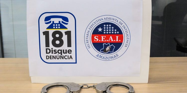 Denúncias enviadas pela população ao 181, da Secretaria de Segurança Pública do Amazonas (SSP-AM), auxiliaram as Forças de Segurança ao longo de 2025, na prisão de suspeitos envolvidos em crimes de homicídios, tráfico de drogas, estupro de vulneráveis e roubos. As informações, também, auxiliaram na apreensão de drogas e no combate aos crimes contra o meio ambiente.