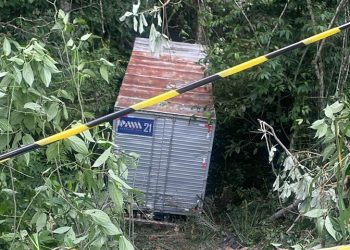 Vídeos: caminhão cai em barranco no Musa e motorista fica preso às ferragens