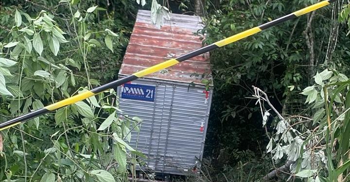 Vídeos: caminhão cai em barranco no Musa e motorista fica preso às ferragens